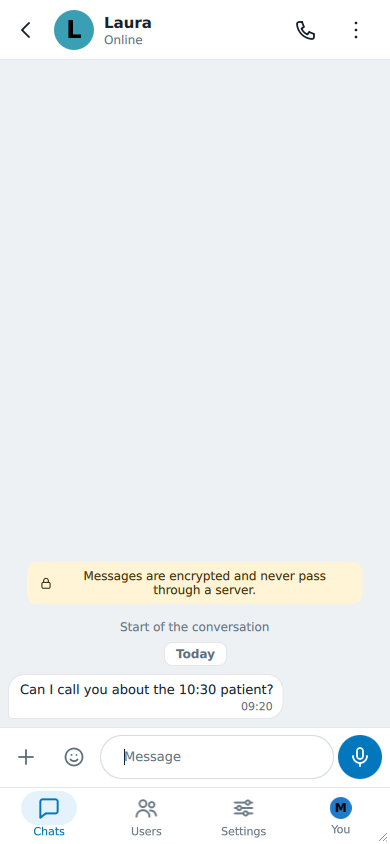 L'intestazione di una chat con il pulsante del telefono