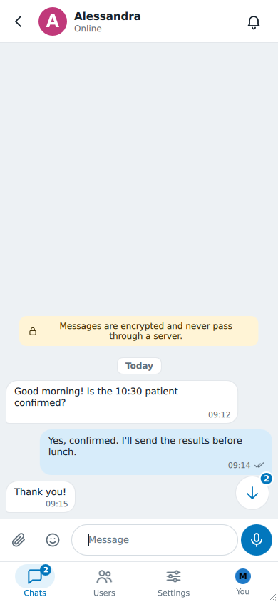 A chat with Alessandra: two messages received and one sent, and the message field with a paperclip, an emoji button and a microphone