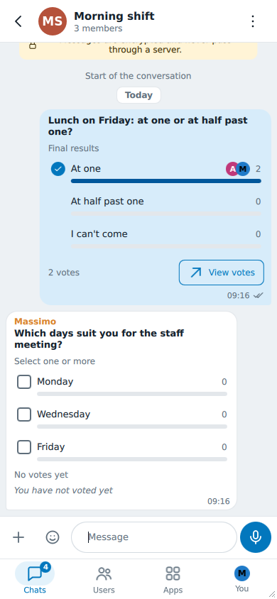 Un sondaggio di Massimo che consente più risposte: Scegli una o più risposte, un quadrato accanto a Monday, Wednesday e Friday, Ancora nessun voto e Non hai ancora votato; sopra, un tuo sondaggio chiuso