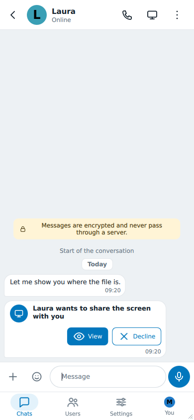 La scheda nella chat: Laura wants to share the screen with you, con View e Rifiuta
